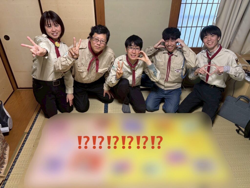 ピースサインをするリーダーたち